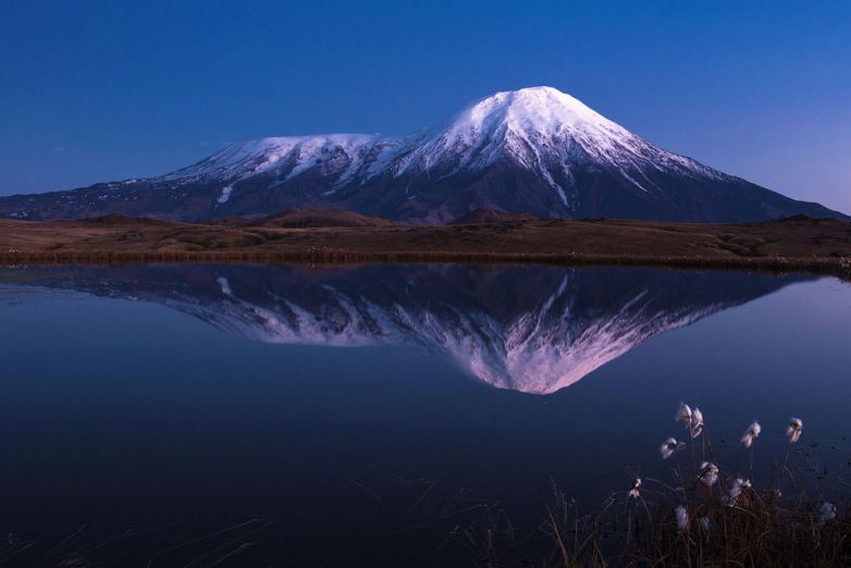 Неописуемая мистическая красота камчатских вулканов, укутанных в облака