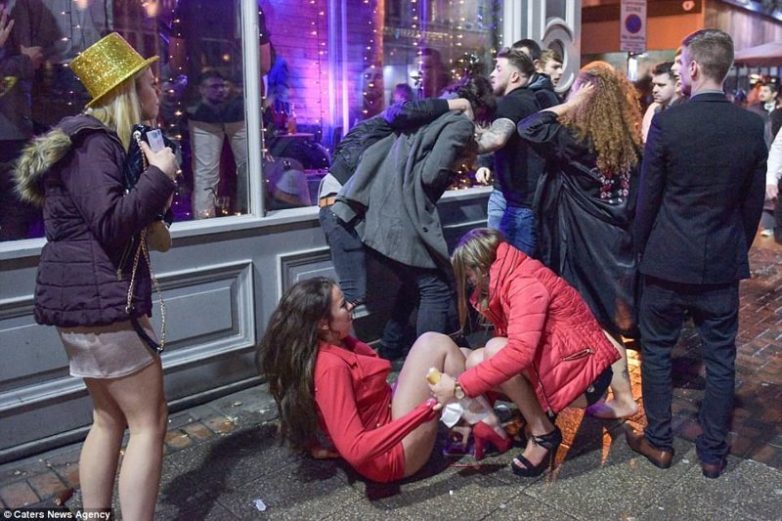 Фотосказ про то, как консервативная старушка Великобритания Новый год встречала
