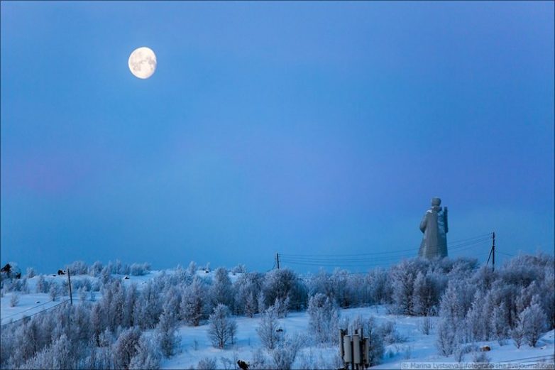 Алёша, луна и мороз -18: фотопрогулка по зимнему Мурманску