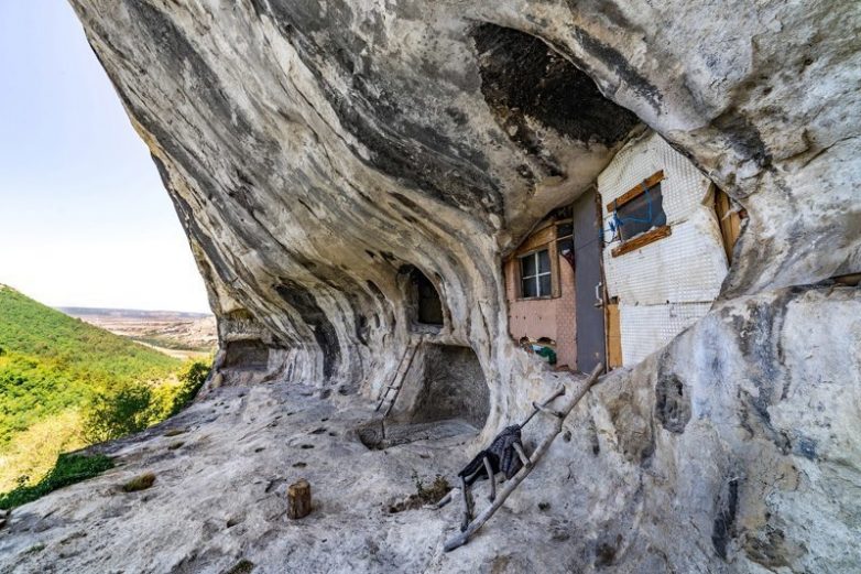 Удивительные дома, выдолбленные в камнях и скалах, со всего мира