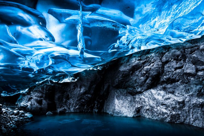 В гостях у ледяных троллей: прогулка по сказочным исландским пещерам
