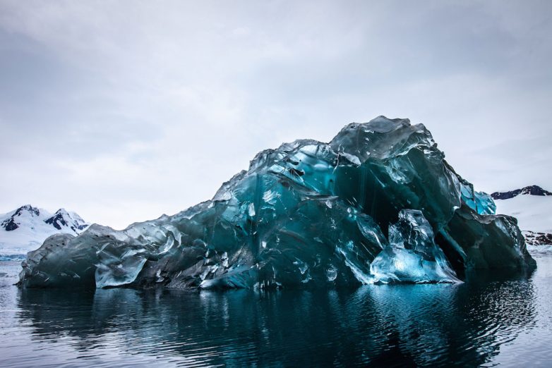 Холодная красота: уникальные синие айсберги на снимках профессионального фотографа