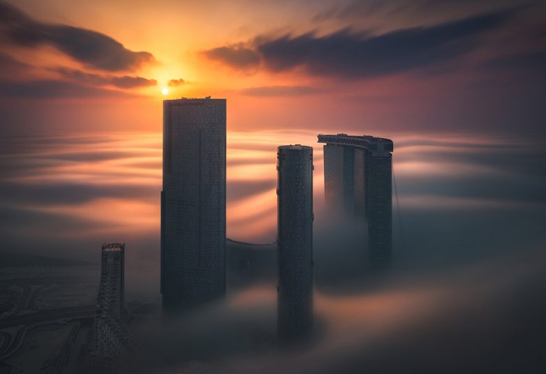Божественные виды небоскрёбов Абу-Даби, укутанных туманами