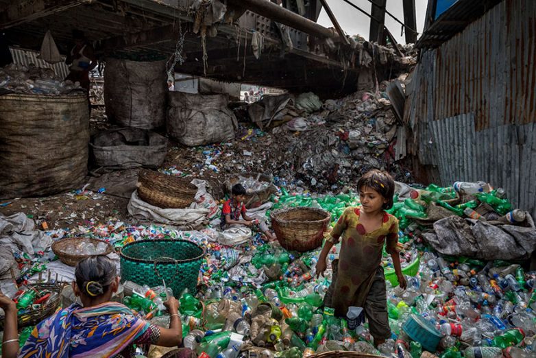 Мы убиваем наш мир: National Geographic опубликовал шокирующие снимки нашей планеты, погрязшей в пластике