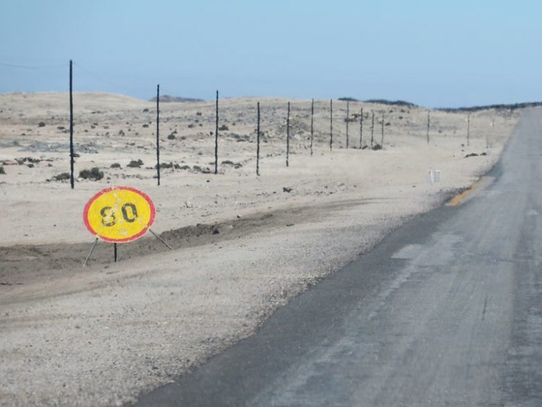 Одинокие дорожные знаки посреди пустыни в Намибии