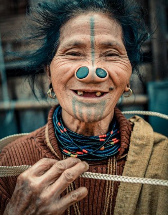 Зачем женщины апатани носят втулки в носу и делают татуировки на лице
