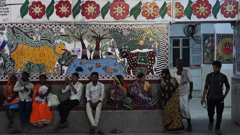 Как художники преобразили самую грязную ж/д станцию в Индии