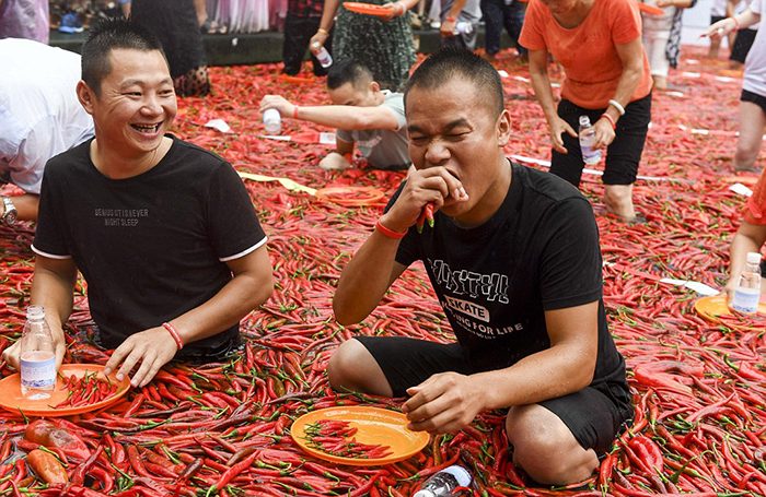 Острая борьба: в Китае прошел конкурс по поеданию острого перца на скорость