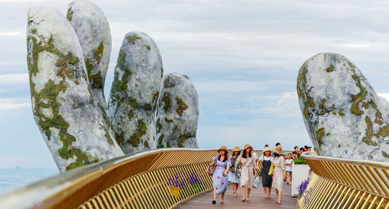 Потрясающий золотой мост «В руках бога» во Вьетнаме стал новым туристическим хитом