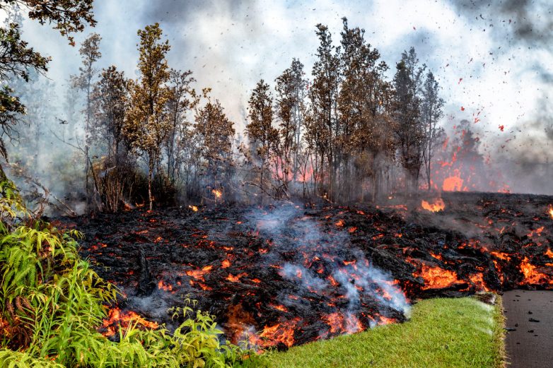 Завораживающие кадры гавайского вулкана Килауэа, изрыгающего пламя
