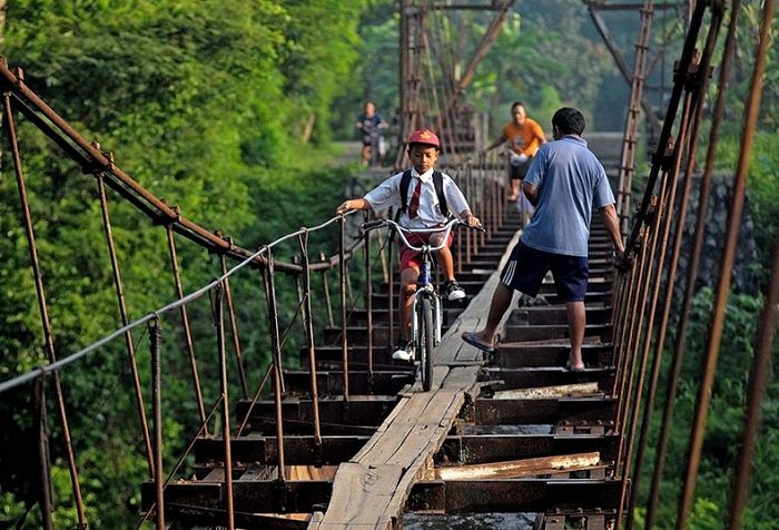 10 самых опасных в мире маршрутов, по которым дети ходят в школу