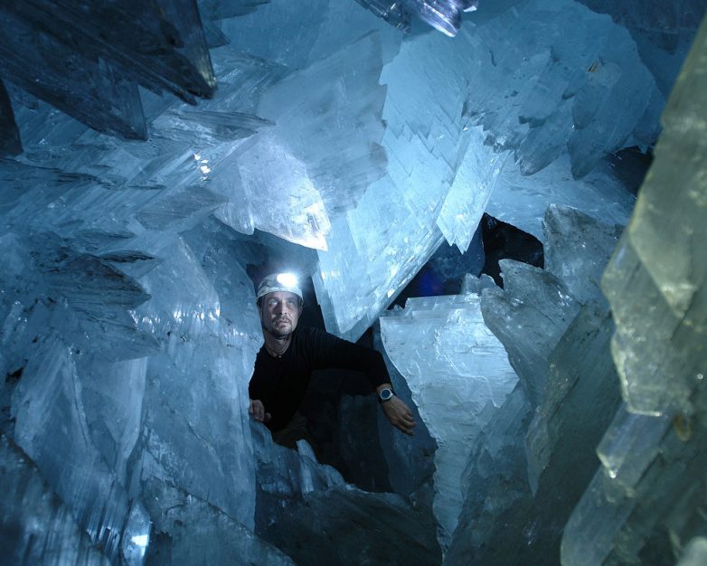 Фантастическая пещера огромных кристаллов