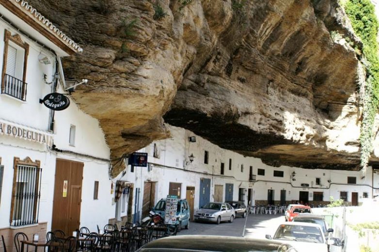 Сетениль-де-лас-Бодегас - город в скале