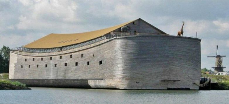 В Голландии уже два года плавает копия Ноева ковчега