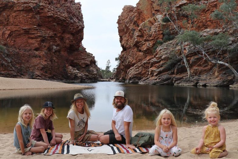 Австралийская семья с четырьмя детьми продала всё, чтобы колесить по стране