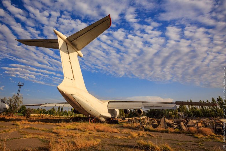 Кладбище советских самолётов в киргизском Оше