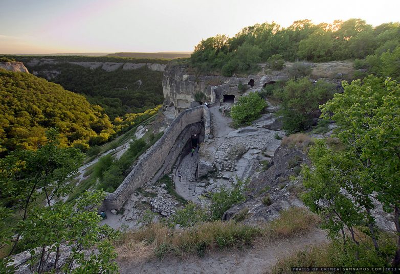 Экскурсия по крымским пещерным городам
