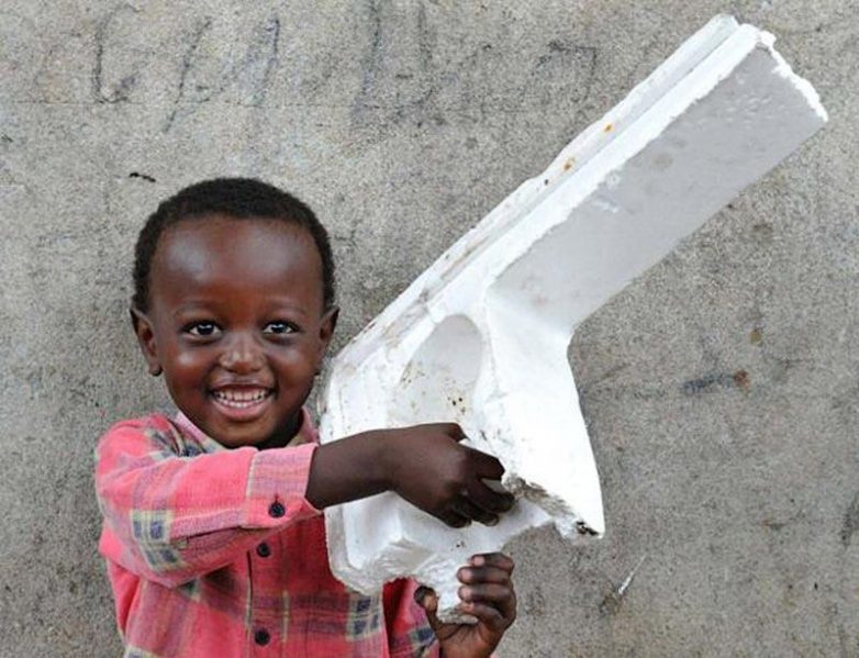 Суровые игры и игрушки детей из африканских трущоб