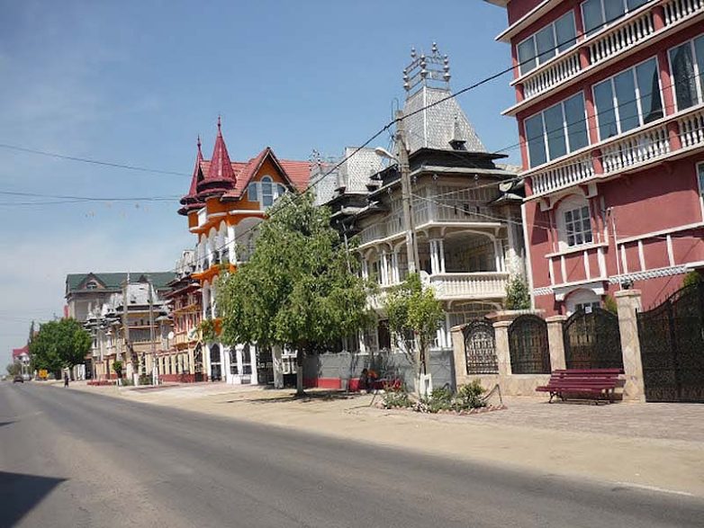 Красиво жить не запретишь: Бузеску — столица цыган-миллионеров