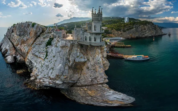 Одноразовый курорт: почему туристы не хотят в Крым