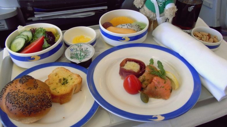 Чем кормят на борту разных авиакомпаний