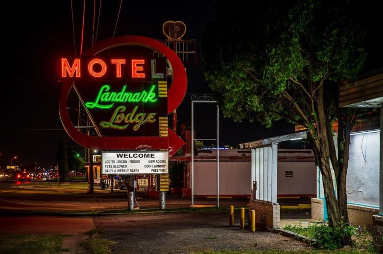 Атмосферная подборка фотографий Тима Андерсона с вывесками придорожных американских отелей
