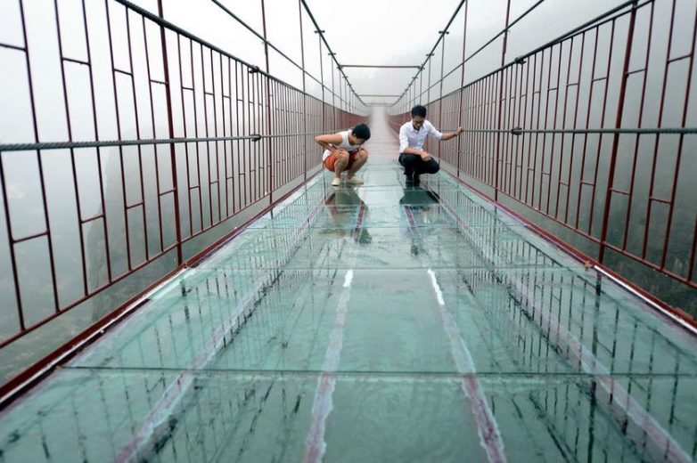 Стеклянный мост в Китае для любителей экстрима