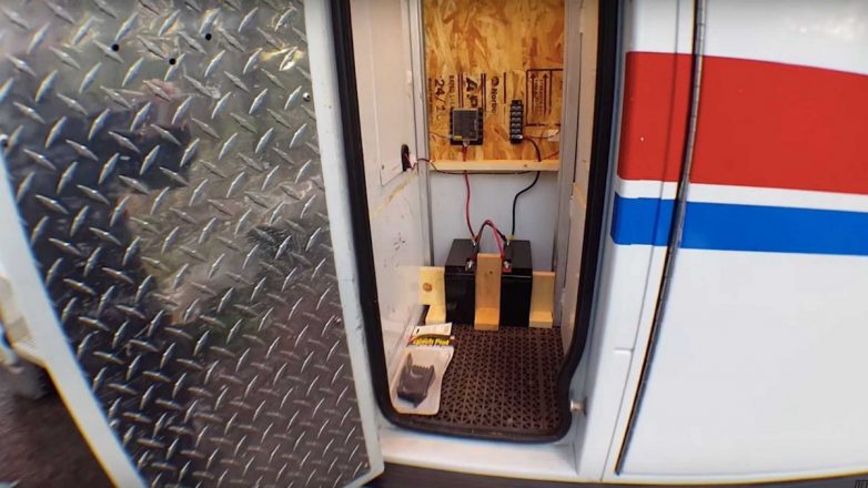 Американец превратил старую машину скорой помощи в дом на колёсах