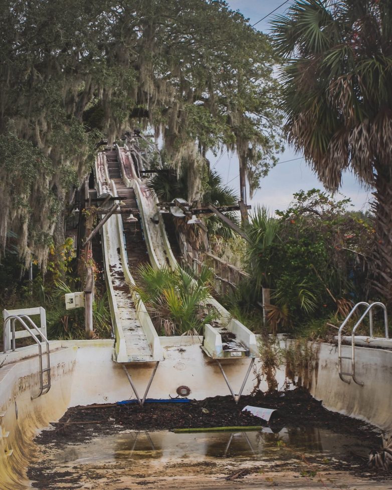 Жутковатый заброшенный тематический аквапарк во Флориде