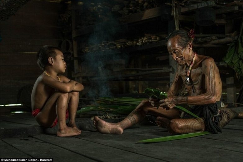 Дети природы: жизнь удивительного индонезийского племени ментавайцев на фото
