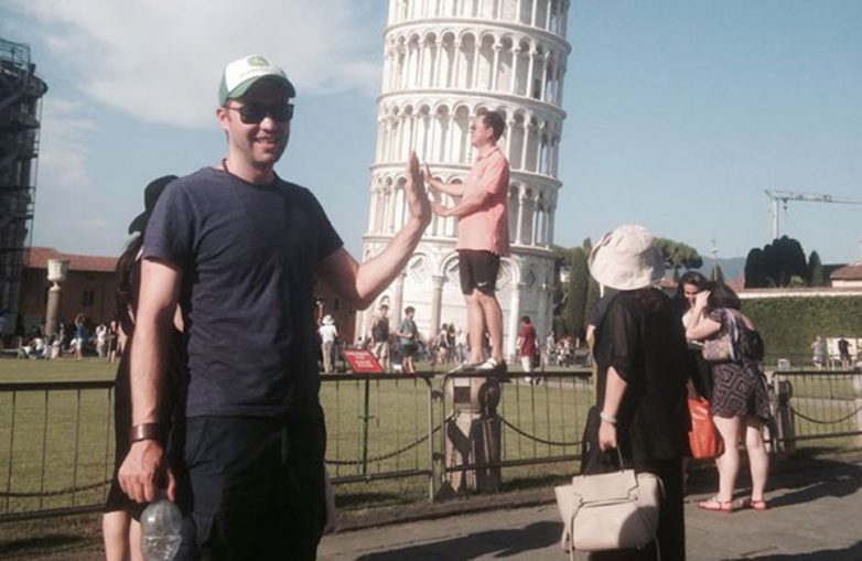 Парень восхитительно троллит туристов у Пизанской башни