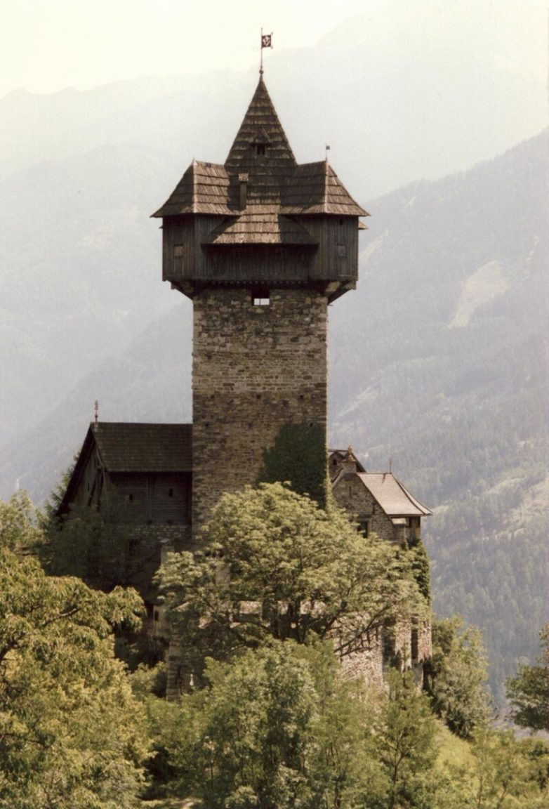 Величавый замок Фалькенштайн