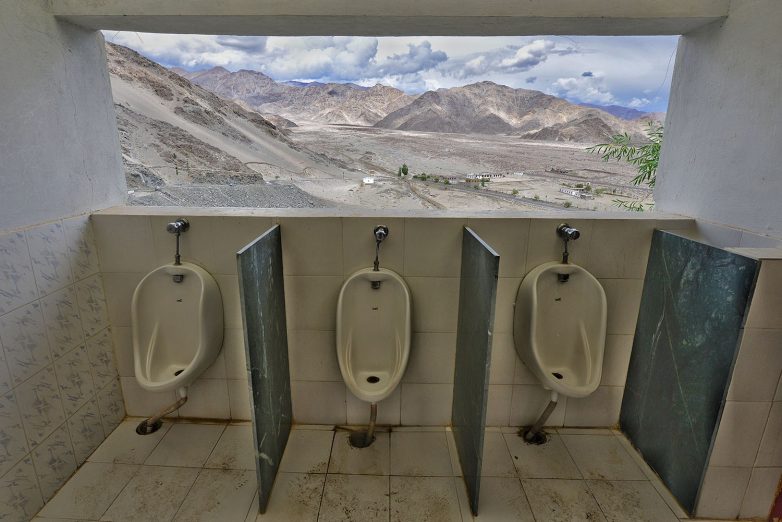 Самые необычные и живописные туалеты планеты