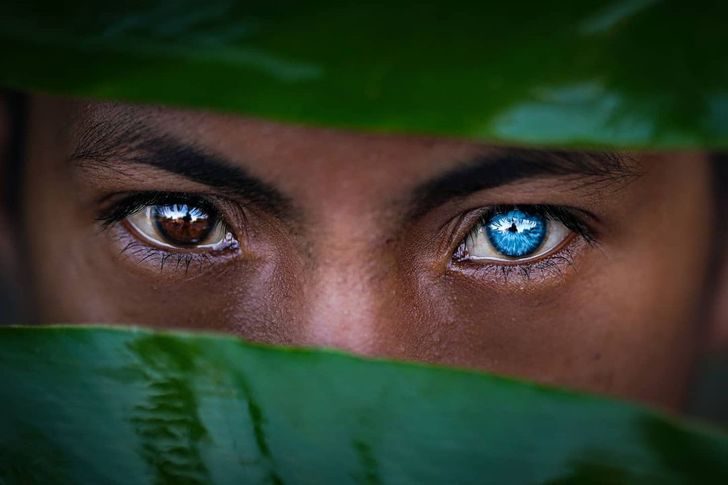 Как живёт уникальное племя бутунг — люди с «электрическими» глазами