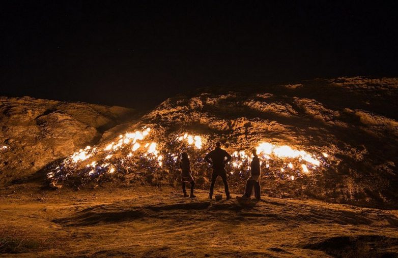 Достопримечательность — огонь! Горящая гора в Иране