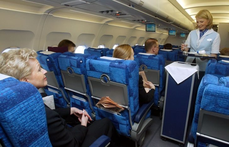 Стюардесса с 7-летним стажем честно рассказывает о том, что скрыто от глаз пассажиров