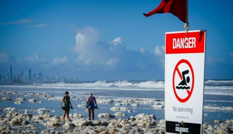 Чем опасна пена на австралийских пляжах