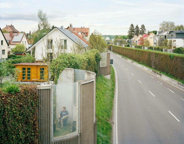 Зачем в Швейцарии вокруг домов возводят многометровые стены?