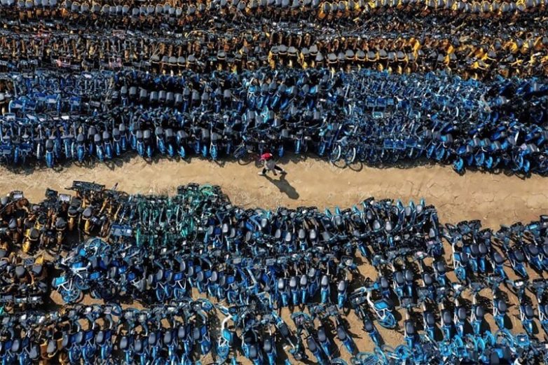 Китайское кладбище велосипедов — с высоты дроньего полёта