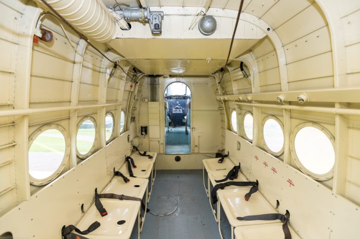 Почему пассажирские сиденья в Ан-2 имеют такую странную форму?