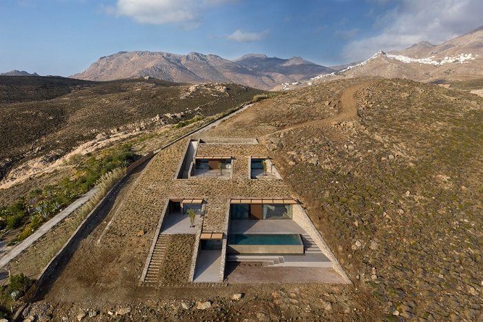 Уникальный дом-невидимка, спрятанный в греческих скалах