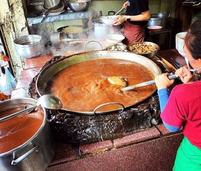 Это кушанье будет вечным: история уникального супа, который варят уже 45 лет в Бангкоке
