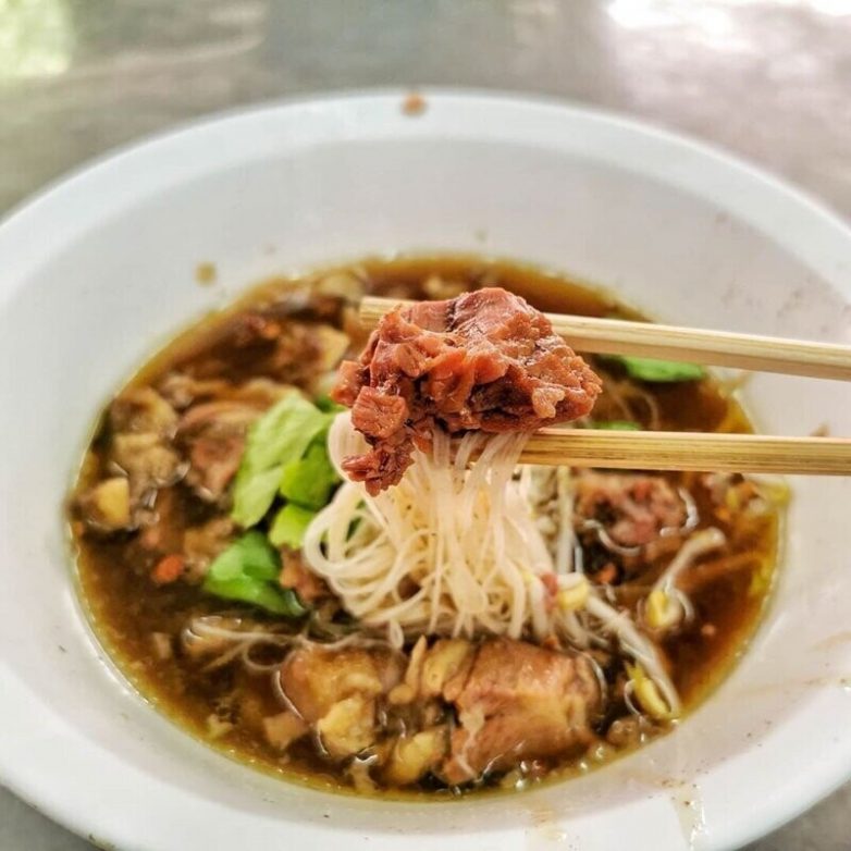 Это кушанье будет вечным: история уникального супа, который варят уже 45 лет в Бангкоке
