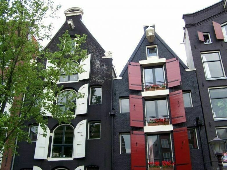 Почему в Нидерландах не завешивают окна шторами?