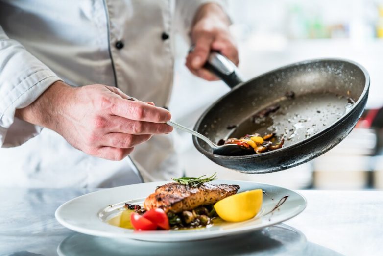 Необычная традиция: почему французы не моют сковородки?