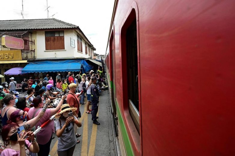 Необычная достопримечательность Таиланда — рынок на железнодорожных путях