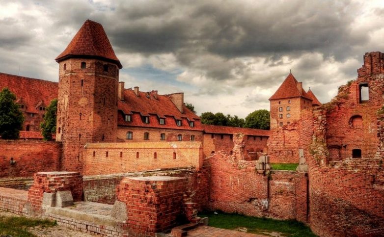 Древние (и не очень) замки, которые можно найти на просторах России