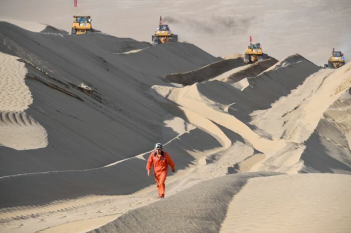 Для чего китайцы проложили рекордно длинную трассу посреди пустыни?