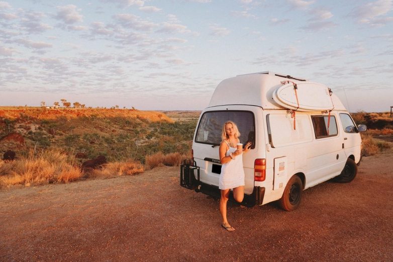 Пара потратила 2000 долларов на ремонт фургона и путешествует по Австралии, получая от жизни всё