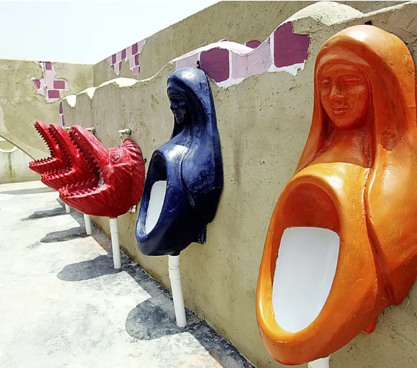 10 необычных общественных туалетов в разных уголках мира, которые могут нанести психологическую травму